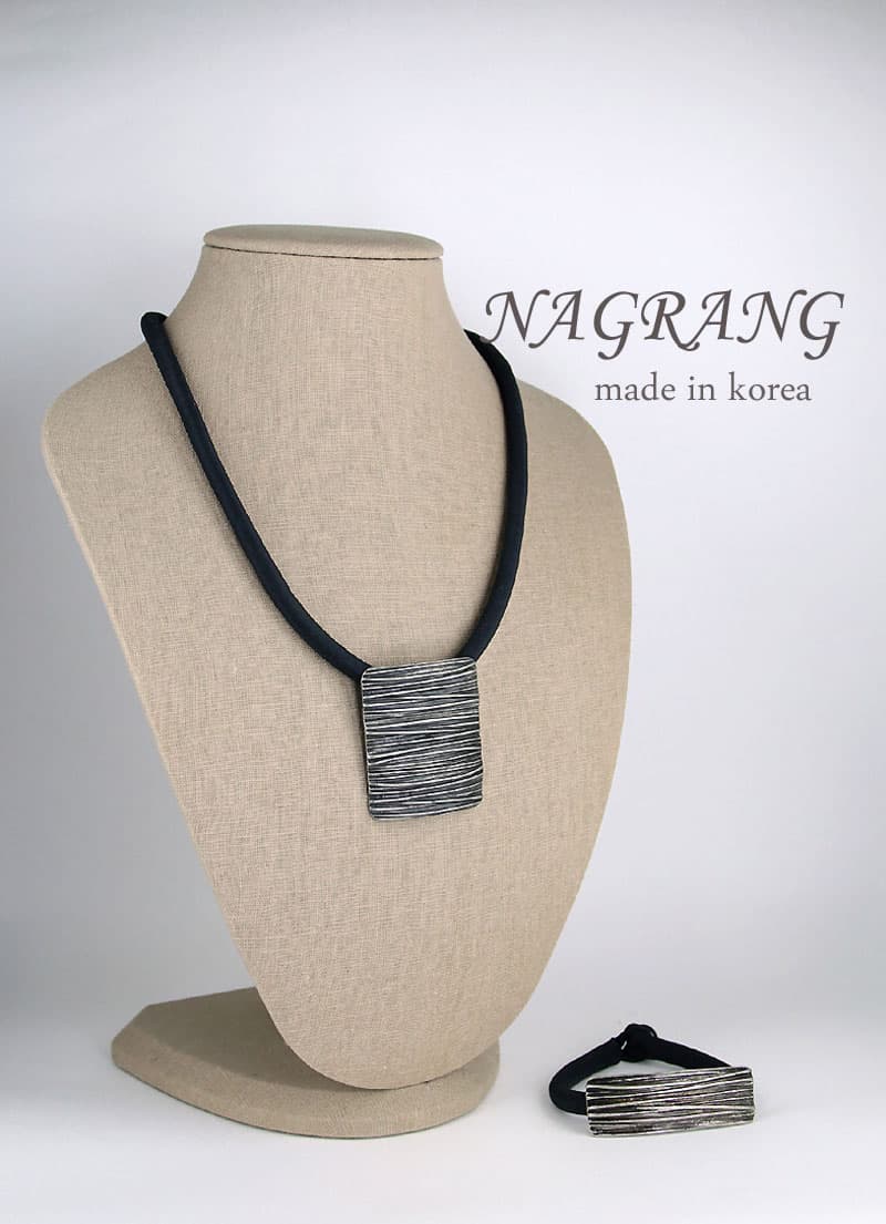 Horizontal striped metal necklace and bracelet set